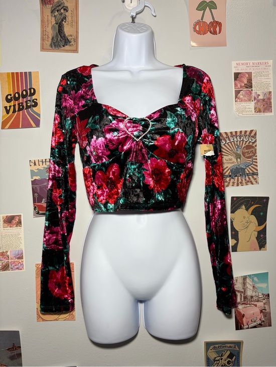 Madden Nyc Tops - Velvet Floral Long-Sleeve Cropped Top - Black with Red & Pink Flowers